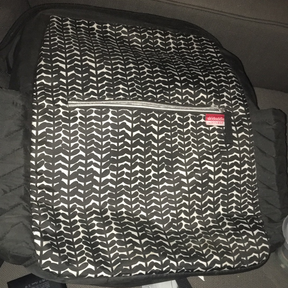 Diaper bag skidaddle skip and hop